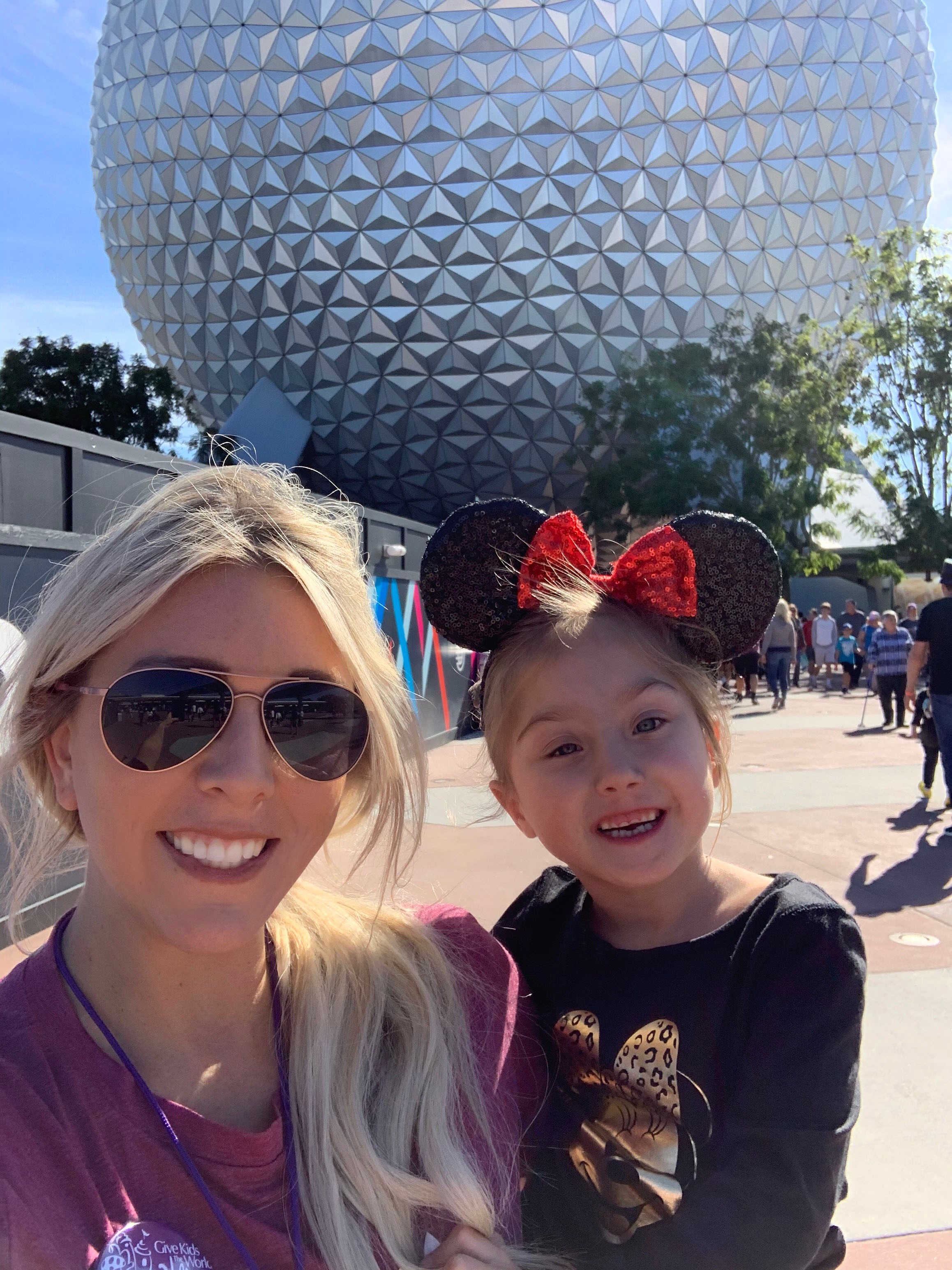 Mother and young daughter smiling in Orlando, FL